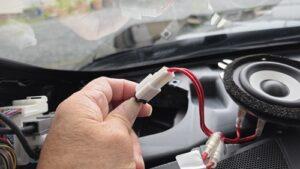 オーディオ音質向上目的の前後スピーカー交換を実施中の、トヨタクラウンスポーツ(AZSH36型)ダッシュボード上スピーカー接続