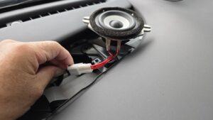 オーディオ音質向上目的の前後スピーカー交換を実施中の、トヨタクラウンスポーツ(AZSH36型)センタースピーカー接続