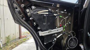 オーディオ音質向上目的の前後スピーカー交換を実施前の、トヨタクラウンスポーツ(AZSH36型)リアドア内装取り外し後