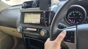 クルーズコントロールとステアリングリモコンを追加中の、トヨタランドクルーザープラド(150系)ステアリングスイッチ操作