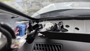 オーディオ音質向上目的のスピーカー交換を実施前の、トヨタハリアー(80系)JBL付車純正Aピラーツィーター