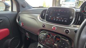 大画面ディスプレイオーディオへの付け替えを実施前の、アバルト595オーディオ全景