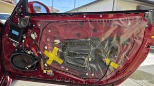 スピーカーの音割れ対策のスピーカー交換を実施前の、レクサスSC430右ドア内装取り外し後