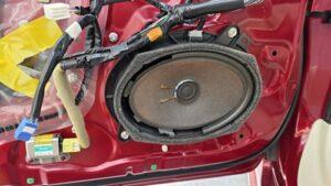 スピーカーの音割れ対策のスピーカー交換を実施前の、レクサスSC430純正左ドアスピーカー