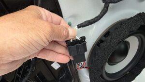 オーディオ音質向上目的のスピーカー交換を実施中の、フォルクスワーゲンゴルフ8ドアスピーカー接続