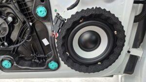 オーディオ音質向上目的のスピーカー交換を実施後の、フォルクスワーゲンゴルフ8ドアスピーカー