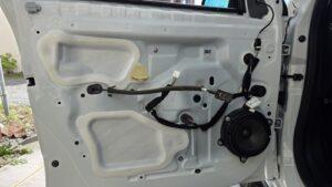 オーディオ音質向上目的のスピーカー交換を実施前の、ルノートゥインゴGTドア内装取り外し後