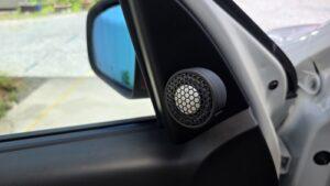オーディオ音質向上目的のスピーカー交換を実施後の、ルノートゥインゴGTドアミラー内側ツィーター