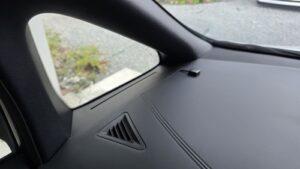 オーディオ音質向上目的のフロント、リアスピーカー交換と低音増強サブウーハー追加と音質向上プロセッサー内蔵アンプ追加を実施前の、トヨタ30系アルファードJBL付車ダッシュボード上