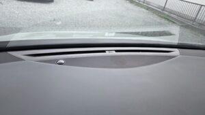 オーディオ音質向上目的のフロント、リアスピーカー交換と低音増強サブウーハー追加と音質向上プロセッサー内蔵アンプ追加を実施前の、トヨタ30系アルファードJBL付車センタースピーカー部