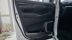 オーディオ音質向上目的のフロント、リアスピーカー交換と低音増強サブウーハー追加と音質向上プロセッサー内蔵アンプ追加を実施前の、トヨタ30系アルファードJBL付車ドア