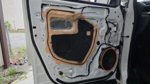 オーディオ音質向上目的のフロント、リアスピーカー交換と低音増強サブウーハー追加と音質向上プロセッサー内蔵アンプ追加を実施前の、トヨタ30系アルファードJBL付車ドア内装取り外し後