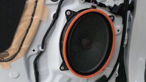 オーディオ音質向上目的のフロント、リアスピーカー交換と低音増強サブウーハー追加と音質向上プロセッサー内蔵アンプ追加を実施前の、トヨタ30系アルファードJBL付車純正ドアスピーカー