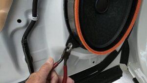 オーディオ音質向上目的のフロント、リアスピーカー交換と低音増強サブウーハー追加と音質向上プロセッサー内蔵アンプ追加を実施前の、トヨタ30系アルファードJBL付車純正ドアスピーカー固定リベット除去