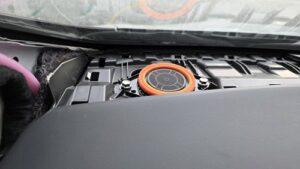 オーディオ音質向上目的のフロント、リアスピーカー交換と低音増強サブウーハー追加と音質向上プロセッサー内蔵アンプ追加を実施前の、トヨタ30系アルファードJBL付車純正ダッシュボード上スピーカー