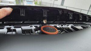 オーディオ音質向上目的のフロント、リアスピーカー交換と低音増強サブウーハー追加と音質向上プロセッサー内蔵アンプ追加を実施前の、トヨタ30系アルファードJBL付車純正ダッシュボード上センタースピーカー