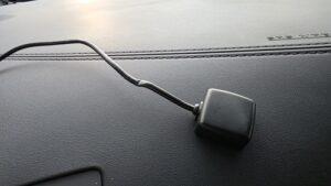 オーディオ音質向上目的のフロント、リアスピーカー交換と低音増強サブウーハー追加と音質向上プロセッサー内蔵アンプ追加を実施前の、トヨタ30系アルファードJBL付車GPSアンテナケーブル挟み込み状態