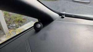 オーディオ音質向上目的のフロント、リアスピーカー交換と低音増強サブウーハー追加と音質向上プロセッサー内蔵アンプ追加を実施後の、トヨタ30系アルファードJBL付車ダッシュボード上