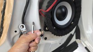 オーディオ音質向上目的のフロント、リアスピーカー交換と低音増強サブウーハー追加と音質向上プロセッサー内蔵アンプ追加を実施中の、トヨタ30系アルファードJBL付車ドアスピーカー固定ネジナット工具