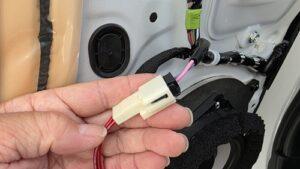 オーディオ音質向上目的のフロント、リアスピーカー交換と低音増強サブウーハー追加と音質向上プロセッサー内蔵アンプ追加を実施中の、トヨタ30系アルファードJBL付車ドアスピーカー接続