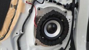 オーディオ音質向上目的のフロント、リアスピーカー交換と低音増強サブウーハー追加と音質向上プロセッサー内蔵アンプ追加を実施後の、トヨタ30系アルファードJBL付車ドアスピーカー