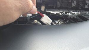 オーディオ音質向上目的のフロント、リアスピーカー交換と低音増強サブウーハー追加と音質向上プロセッサー内蔵アンプ追加を実施中の、トヨタ30系アルファードJBL付車センタースピーカー接続