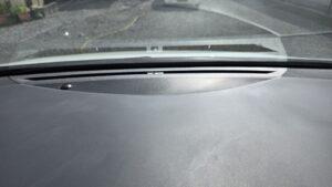 オーディオ音質向上目的のフロント、リアスピーカー交換と低音増強サブウーハー追加と音質向上プロセッサー内蔵アンプ追加を実施後の、トヨタ30系アルファードJBL付車ダッシュボード上センタースピーカー部