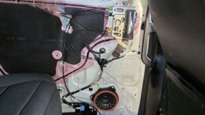 オーディオ音質向上目的のフロント、リアスピーカー交換と低音増強サブウーハー追加と音質向上プロセッサー内蔵アンプ追加を実施前の、トヨタ30系アルファードJBL付車リアスライドドア内装取り外し後