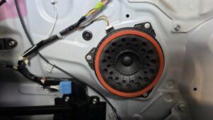 オーディオ音質向上目的のフロント、リアスピーカー交換と低音増強サブウーハー追加と音質向上プロセッサー内蔵アンプ追加を実施前の、トヨタ30系アルファードJBL付車純正リアスライドドアスピーカー