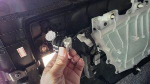 オーディオ音質向上目的のフロント、リアスピーカー交換と低音増強サブウーハー追加と音質向上プロセッサー内蔵アンプ追加を実施前の、トヨタ30系アルファードJBL付車純正リアスライドドアツィーター