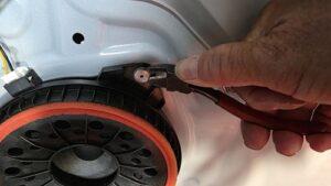 オーディオ音質向上目的のフロント、リアスピーカー交換と低音増強サブウーハー追加と音質向上プロセッサー内蔵アンプ追加を実施前の、トヨタ30系アルファードJBL付車純正リアスライドドアスピーカー固定リベット除去