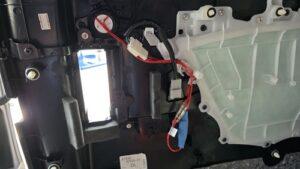 オーディオ音質向上目的のフロント、リアスピーカー交換と低音増強サブウーハー追加と音質向上プロセッサー内蔵アンプ追加を実施後の、トヨタ30系アルファードJBL付車リアスライドドアツィーター