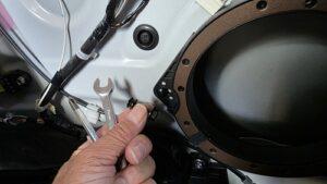 オーディオ音質向上目的のフロント、リアスピーカー交換と低音増強サブウーハー追加と音質向上プロセッサー内蔵アンプ追加を実施中の、トヨタ30系アルファードJBL付車リアスライドドアスピーカー台座固定ネジナット工具