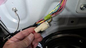 オーディオ音質向上目的のフロント、リアスピーカー交換と低音増強サブウーハー追加と音質向上プロセッサー内蔵アンプ追加を実施中の、トヨタ30系アルファードJBL付車リアスライドドアスピーカー接続