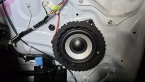 オーディオ音質向上目的のフロント、リアスピーカー交換と低音増強サブウーハー追加と音質向上プロセッサー内蔵アンプ追加を実施後の、トヨタ30系アルファードJBL付車リアスライドドアスピーカー