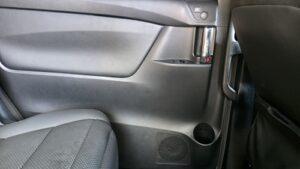 オーディオ音質向上目的のフロント、リアスピーカー交換と低音増強サブウーハー追加と音質向上プロセッサー内蔵アンプ追加を実施後の、トヨタ30系アルファードJBL付車リアスライドドア