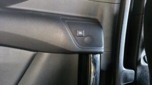 オーディオ音質向上目的のフロント、リアスピーカー交換と低音増強サブウーハー追加と音質向上プロセッサー内蔵アンプ追加を実施後の、トヨタ30系アルファードJBL付車リアスライドドアツィーター部