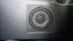 オーディオ音質向上目的のフロント、リアスピーカー交換と低音増強サブウーハー追加と音質向上プロセッサー内蔵アンプ追加を実施後の、トヨタ30系アルファードJBL付車リアスライドドアスピーカー部