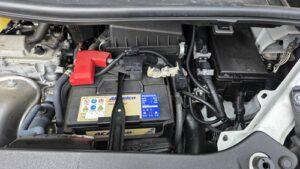 オーディオ音質向上目的のフロント、リアスピーカー交換と低音増強サブウーハー追加と音質向上プロセッサー内蔵アンプ追加を実施後の、トヨタ30系アルファードJBL付車バッテリー