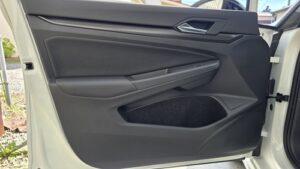 オーディオ音質向上目的のスピーカー交換を実施前の、フォルクスワーゲンゴルフ8.5Rドア