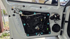 オーディオ音質向上目的のスピーカー交換を実施前の、フォルクスワーゲンゴルフ8.5Rドア内装取り外し後