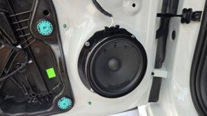 オーディオ音質向上目的のスピーカー交換を実施前の、フォルクスワーゲンゴルフ8.5R純正ドアスピーカー