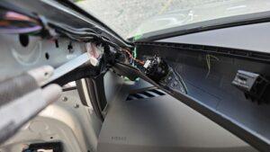 オーディオ音質向上目的のスピーカー交換を実施前の、フォルクスワーゲンゴルフ8.5RAピラー内蔵純正ツィーター