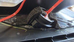 オーディオ音質向上目的のスピーカー交換を実施中の、フォルクスワーゲンゴルフ8.5RAピラー内蔵ツィーター