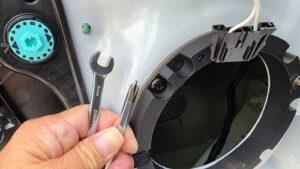 オーディオ音質向上目的のスピーカー交換を実施中の、フォルクスワーゲンゴルフ8.5Rドアスピーカー固定台座と工具