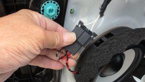オーディオ音質向上目的のスピーカー交換を実施中の、フォルクスワーゲンゴルフ8.5Rドアスピーカー接続