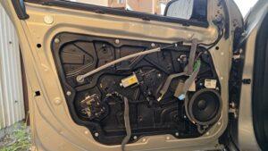 オーディオ音質向上を目的とした3wayスピーカー交換を実施前の、ボルボV60クロスカントリー(FD420型)ドア内装取り外し後