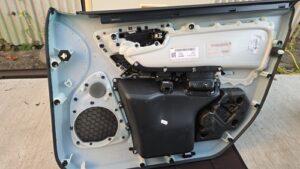 オーディオ音質向上を目的とした3wayスピーカー交換を実施前の、ボルボV60クロスカントリー(FD420型)純正ドア内装裏側