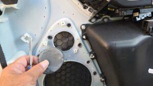 オーディオ音質向上を目的とした3wayスピーカー交換を実施前の、ボルボV60クロスカントリー(FD420型)純正ドア内装裏側スコーカー用穴塞ぎスポンジ除去