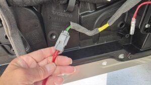 オーディオ音質向上を目的とした3wayスピーカー交換を実施中の、ボルボV60クロスカントリー(FD420型)スピーカー接続